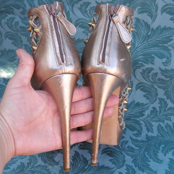 STUNNING size 39.5/US 9 Alexander McQueen Gold Studded heels (store display) - Picture 12 of 16